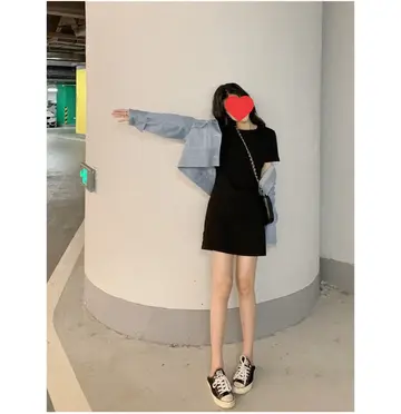 블랙·그레이 톤 셔츠원피스와 청자켓 전신 코디 사진