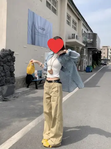 화이트 오버핏 체크 셔츠와 카고팬츠 전신 코디 사진