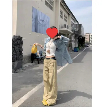 화이트·베이지 톤 체크 셔츠와 카고팬츠 전신 코디 사진