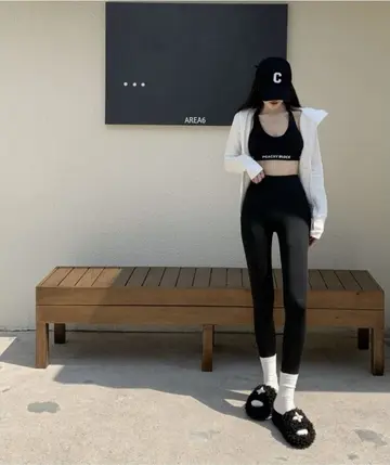 블랙 레깅스와 블랙 나시 전신 코디 사진