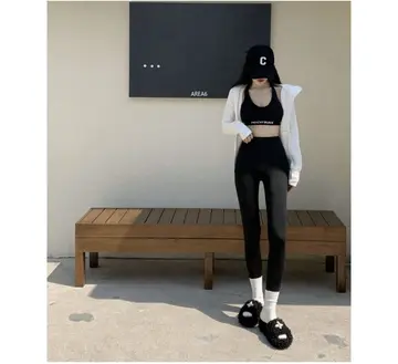 블랙·아이보리 톤 레깅스와 나시 전신 코디 사진