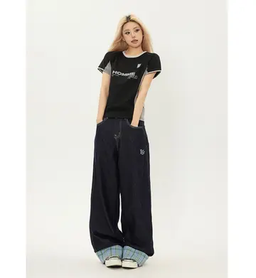 블랙·아이보리 톤 체크 청바지와 반팔티 전신 코디 사진