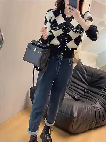 블랙·차콜 톤 가디건과 청바지 전신 코디 사진