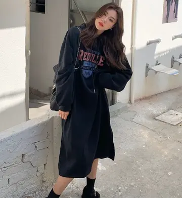 오버핏 기모 니트원피스와 블랙 집업 전신 코디 사진