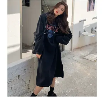 블랙·차콜 톤 기모 니트원피스와 집업 전신 코디 사진
