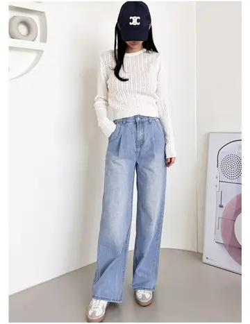 스카이블루·화이트 톤 와이드 청바지와 니트 전신 코디 사진