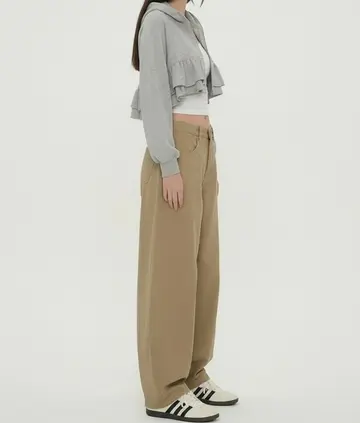 카키 오버핏 와이드팬츠와 그레이 집업 전신 코디 사진