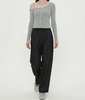 블랙 와이드 슬랙스와 그레이 긴팔티 전신 코디 사진