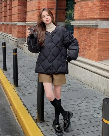 블랙 퀼팅 경량패딩과 니트 전신 코디 사진