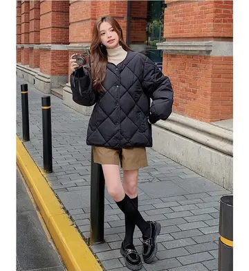 차콜·블랙 톤 퀼팅 경량패딩과 니트 전신 코디 사진