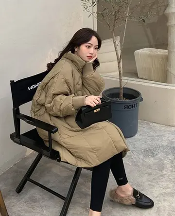 오버핏 패딩과 블랙 레깅스 전신 코디 사진