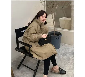 베이지·블랙 톤 패딩과 레깅스 전신 코디 사진