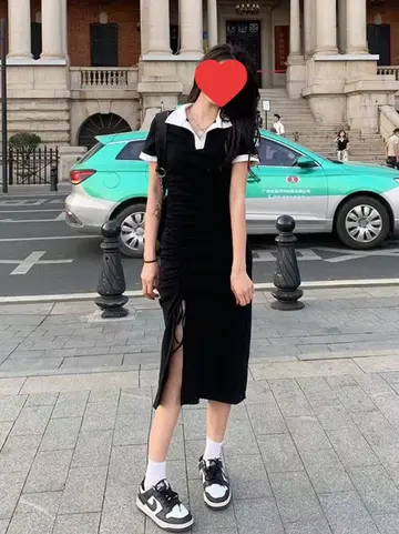 블랙 롱스커트와 블랙 베스트 전신 코디 사진