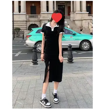 블랙·화이트 톤 롱스커트와 베스트 전신 코디 사진