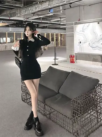 블랙 미니원피스 전신 코디 사진