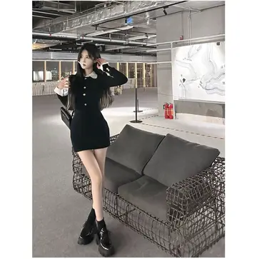 차콜·블랙 톤 미니원피스 전신 코디 사진