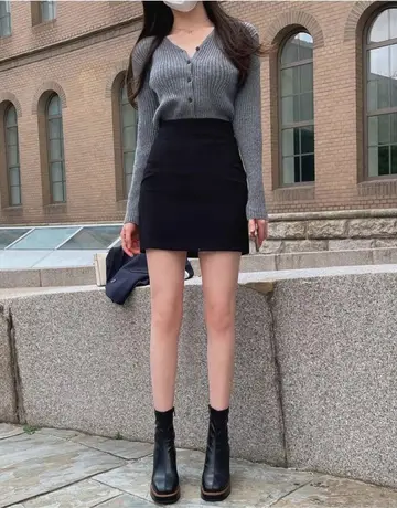 블랙 하이웨스트 미니스커트와 그레이 니트 전신 코디 사진