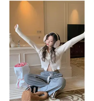 카키·아이보리 톤 골지 니트와 조거팬츠 전신 코디 사진