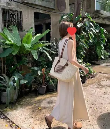 베이지 원피스 전신 코디 사진