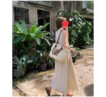 베이지·그레이 톤 원피스 전신 코디 사진