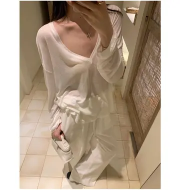 카멜·베이지 톤 긴팔티와 와이드팬츠 전신 코디 사진
