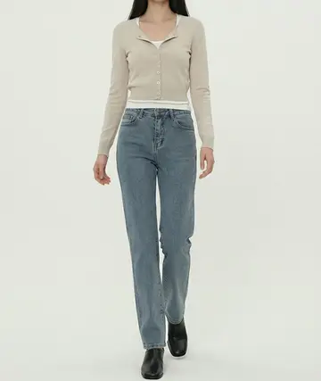 베이지·차콜 톤 청바지와 가디건 전신 코디 사진