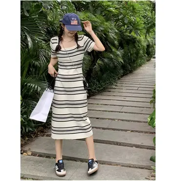 그레이·네이비 톤 스트라이프 롱원피스 전신 코디 사진