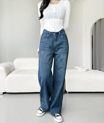 와이드 청바지와 화이트 긴팔티 전신 코디 사진