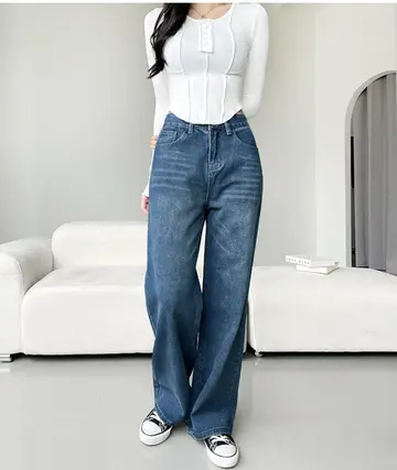 화이트·차콜 톤 와이드 청바지와 긴팔티 전신 코디 사진