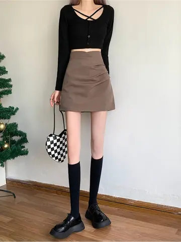 브라운 셔링 스커트와 블랙 긴팔티 전신 코디 사진