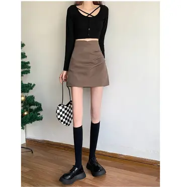 블랙·브라운 톤 셔링 스커트와 긴팔티 전신 코디 사진