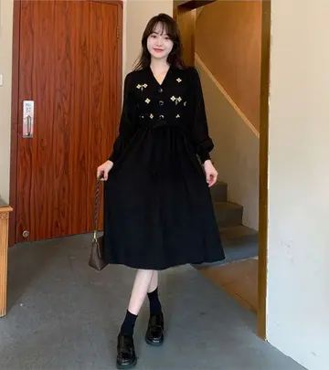 블랙 플라워 니트와 블랙 미디원피스 전신 코디 사진