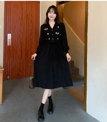 블랙 톤 플라워 니트와 미디원피스 전신 코디 사진