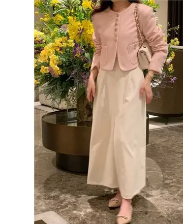 베이지·카멜 톤 트위드자켓과 와이드팬츠 전신 코디 사진
