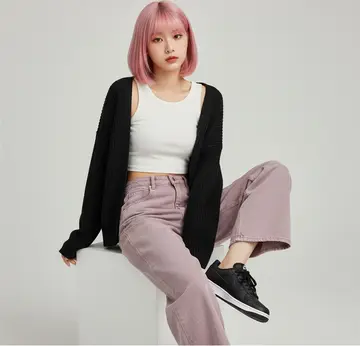 화이트·블랙 톤 데님 와이드팬츠와 나시 전신 코디 사진