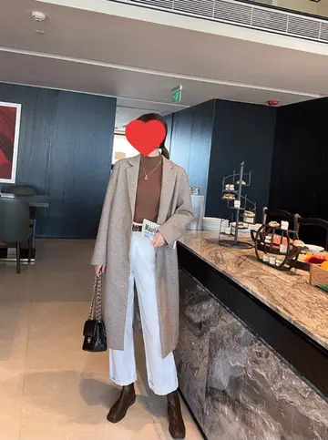 그레이·스카이블루 톤 오버핏 골지 터틀넥과 코트 전신 코디 사진