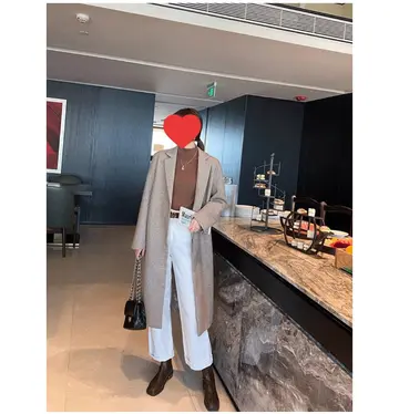 그레이·스카이블루 톤 골지 터틀넥과 코트 전신 코디 사진