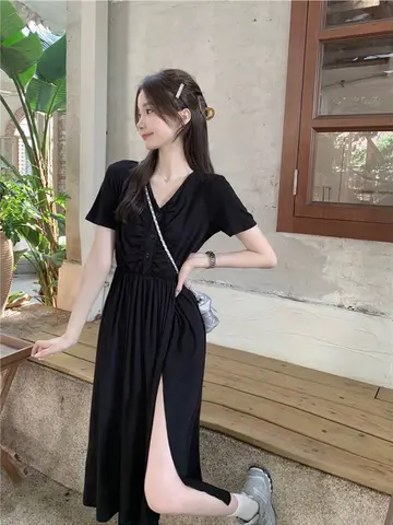 셔링 롱원피스와 블랙 블라우스 전신 코디 사진
