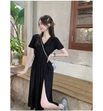 블랙·베이지 톤 셔링 롱원피스와 블라우스 전신 코디 사진