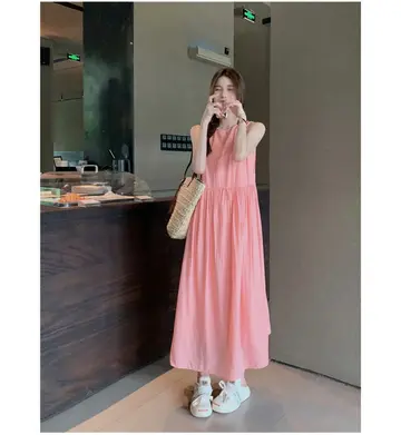 베이지·핑크 톤 롱원피스 전신 코디 사진