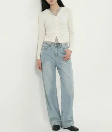 와이드 청바지와 아이보리 집업 전신 코디 사진