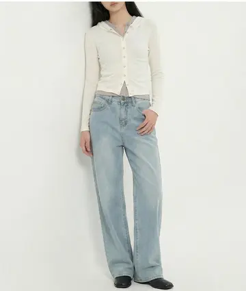 그레이·아이보리 톤 와이드 청바지와 집업 전신 코디 사진