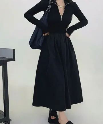 오버핏 롱원피스와 블랙 집업 전신 코디 사진