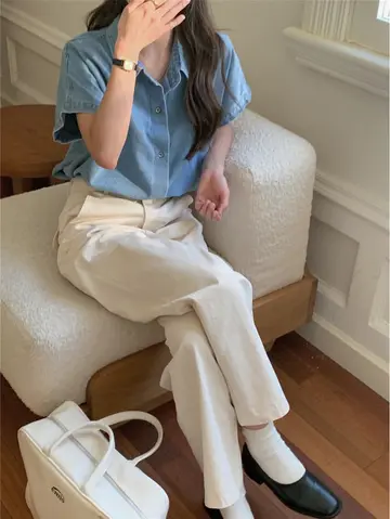 스카이블루 오버핏 데님 블라우스와 베이지 슬랙스 전신 코디 사진