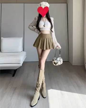 브라운·아이보리 톤 플리츠 미니스커트와 블라우스 전신 코디 사진