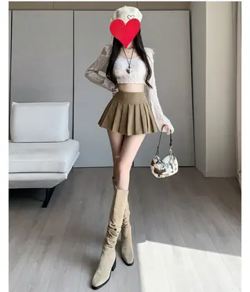 브라운·아이보리 톤 플리츠 미니스커트와 블라우스 전신 코디 사진