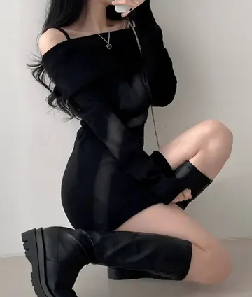블랙 슬림핏 니트원피스 전신 코디 사진