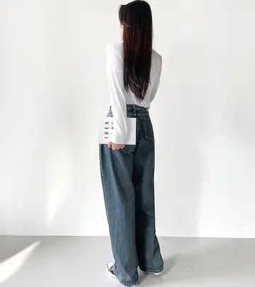 블랙·그레이 톤 와이드 청바지와 긴팔티 전신 코디 사진