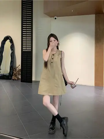아이보리·그레이 톤 민소매와 미니원피스 전신 코디 사진