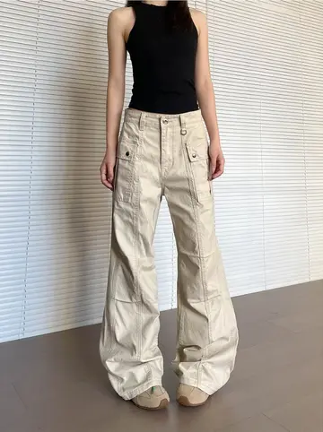 셔링 카고팬츠와 블랙 나시 전신 코디 사진